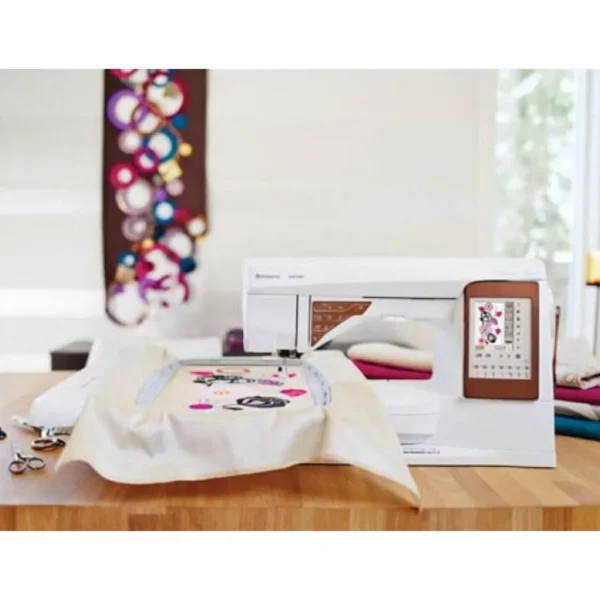 Machine à coudre Husqvarna Designer Topaz 50 + Unité de broderie