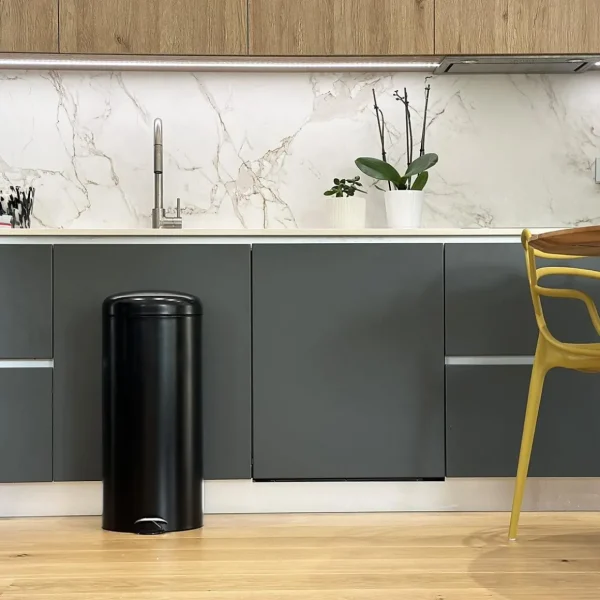 Poubelle de cuisine à pédale basique chic cylindrique 30L URBAN Noir mat en acier inox avec seau